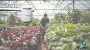 Técnico trabajando en cultivo que es monitoreado con un Guardián SM500